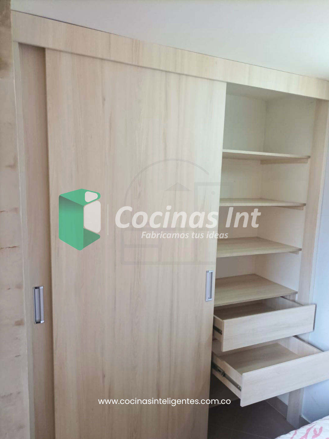 Clóset en Madera RH Color Teka Ártico con Interior Blanco – Diseño Moderno y Resistente