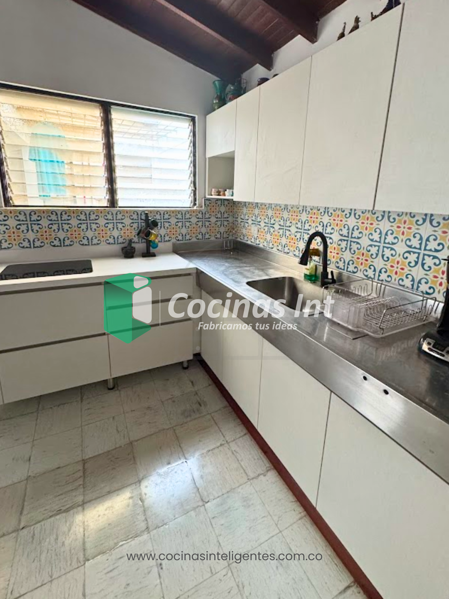 Cocina en Color Nórdico con Mesón en Acero y Quarztone Polar