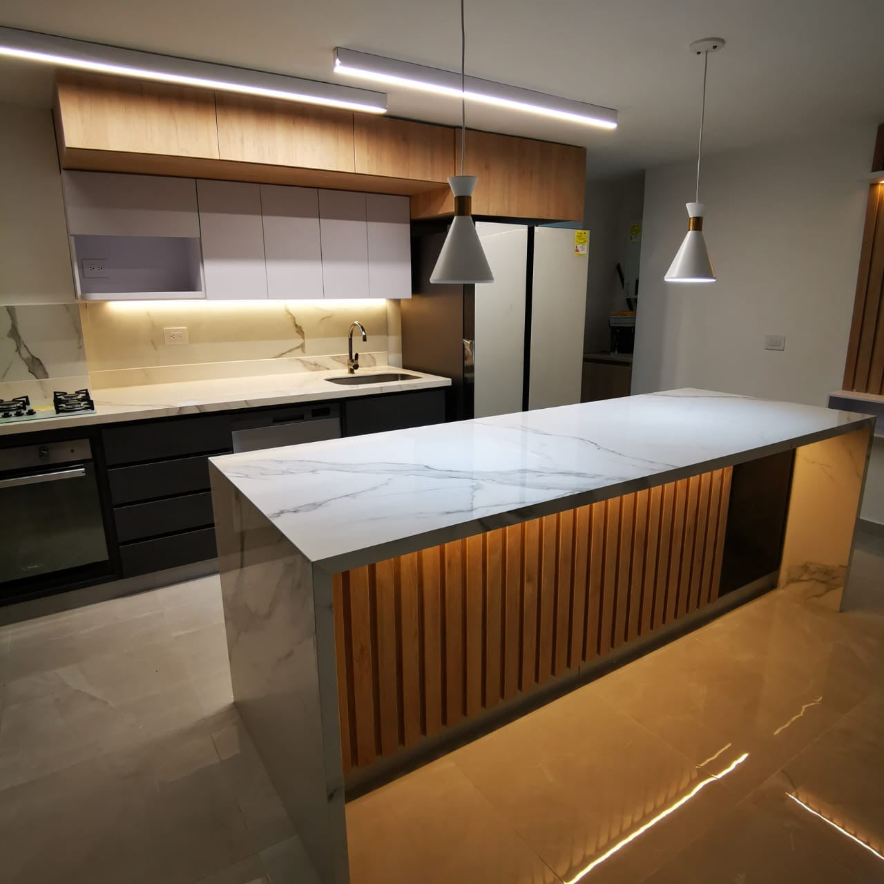 Cocina en madera ecológica en tonos plomo, rovere y blanco