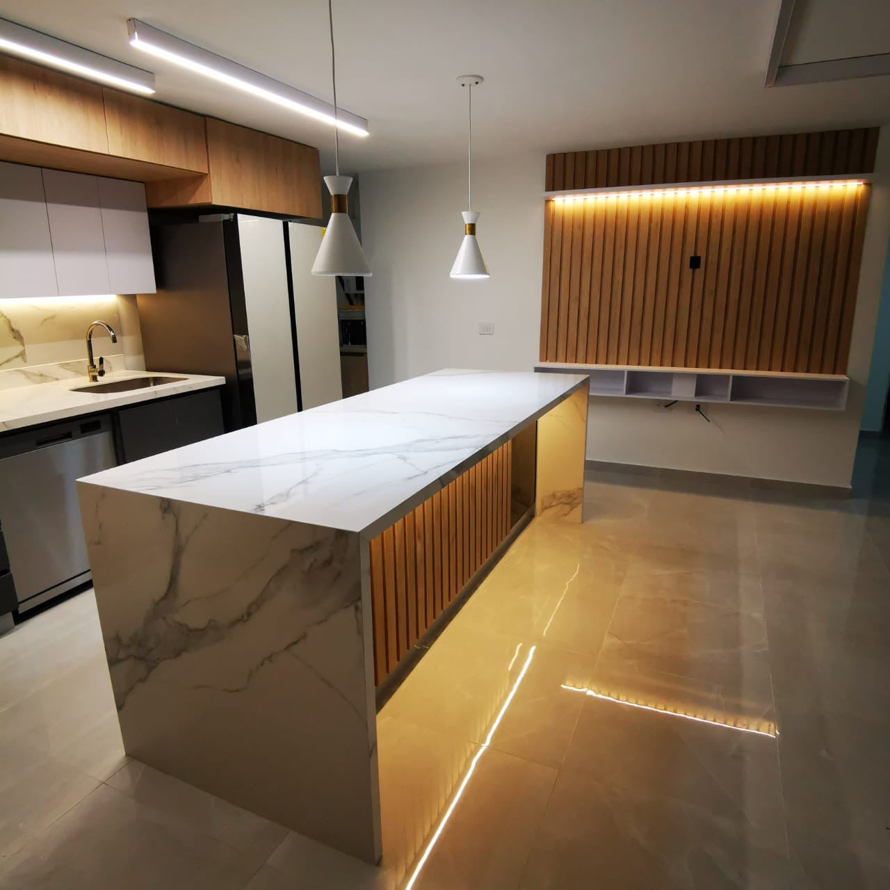 Cocina en madera ecológica en tonos plomo, rovere y blanco