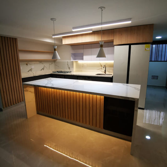 Cocina en madera ecológica en tonos plomo, rovere y blanco