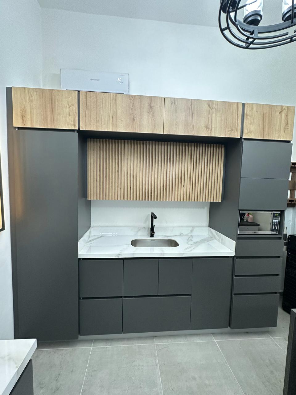 Cocina en madera ecológica color duna y plomo
