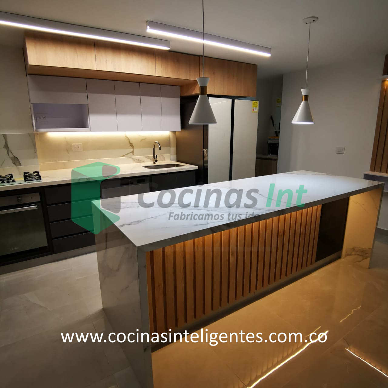 Cocina en madera ecológica en tonos plomo, rovere y blanco