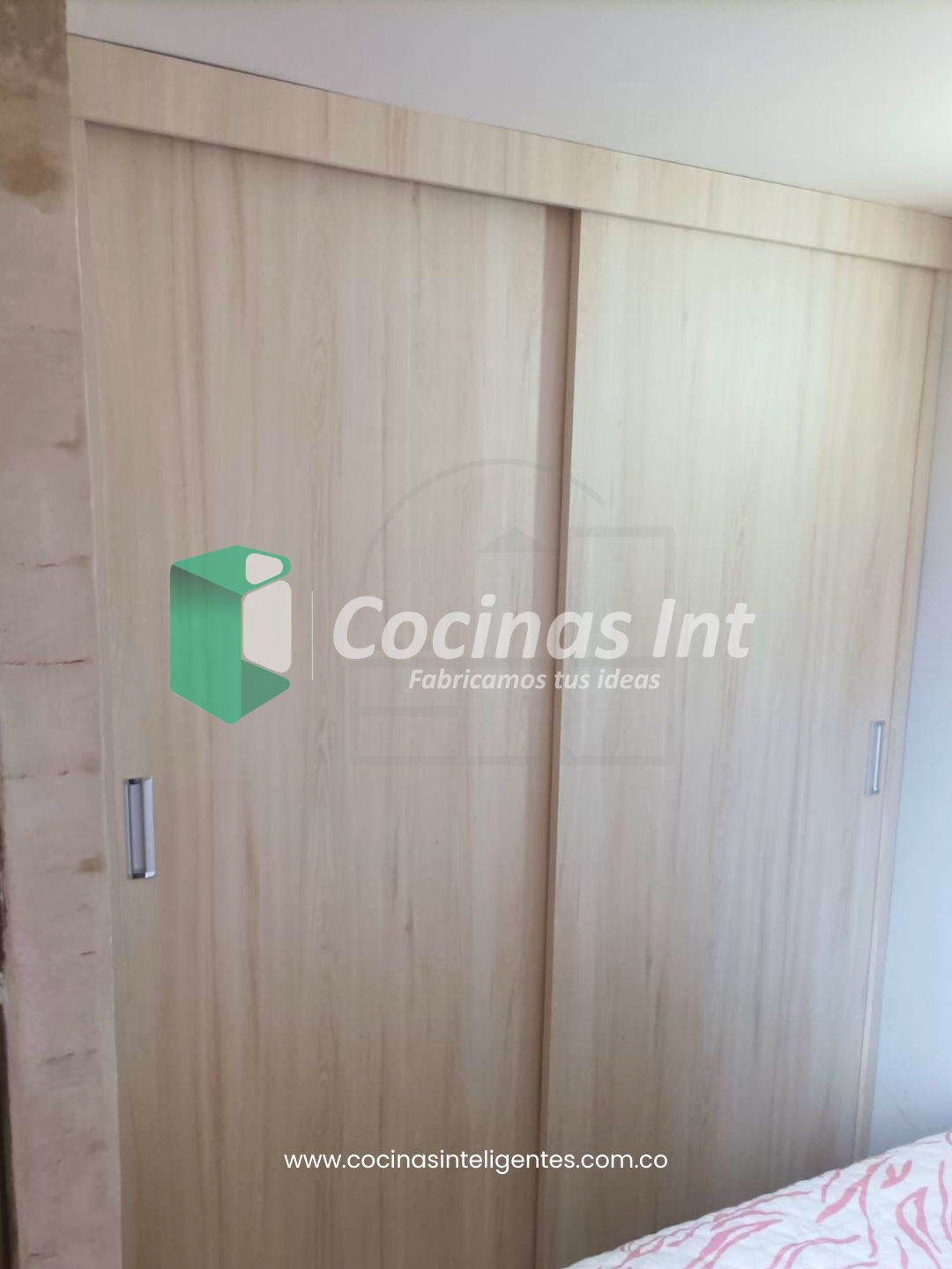 Clóset en Madera RH Color Teka Ártico con Interior Blanco – Diseño Moderno y Resistente