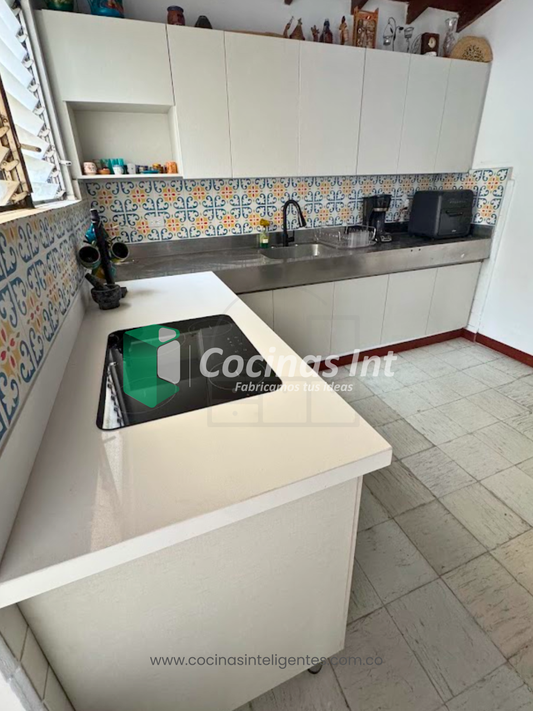 Cocina en Color Nórdico con Mesón en Acero y Quarztone Polar
