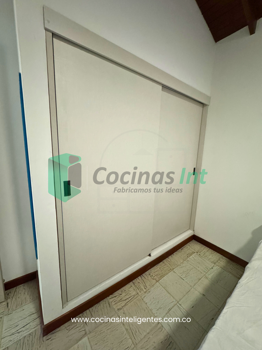 Clóset corredizo en madera RH color nórdico con compartimientos funcionales
