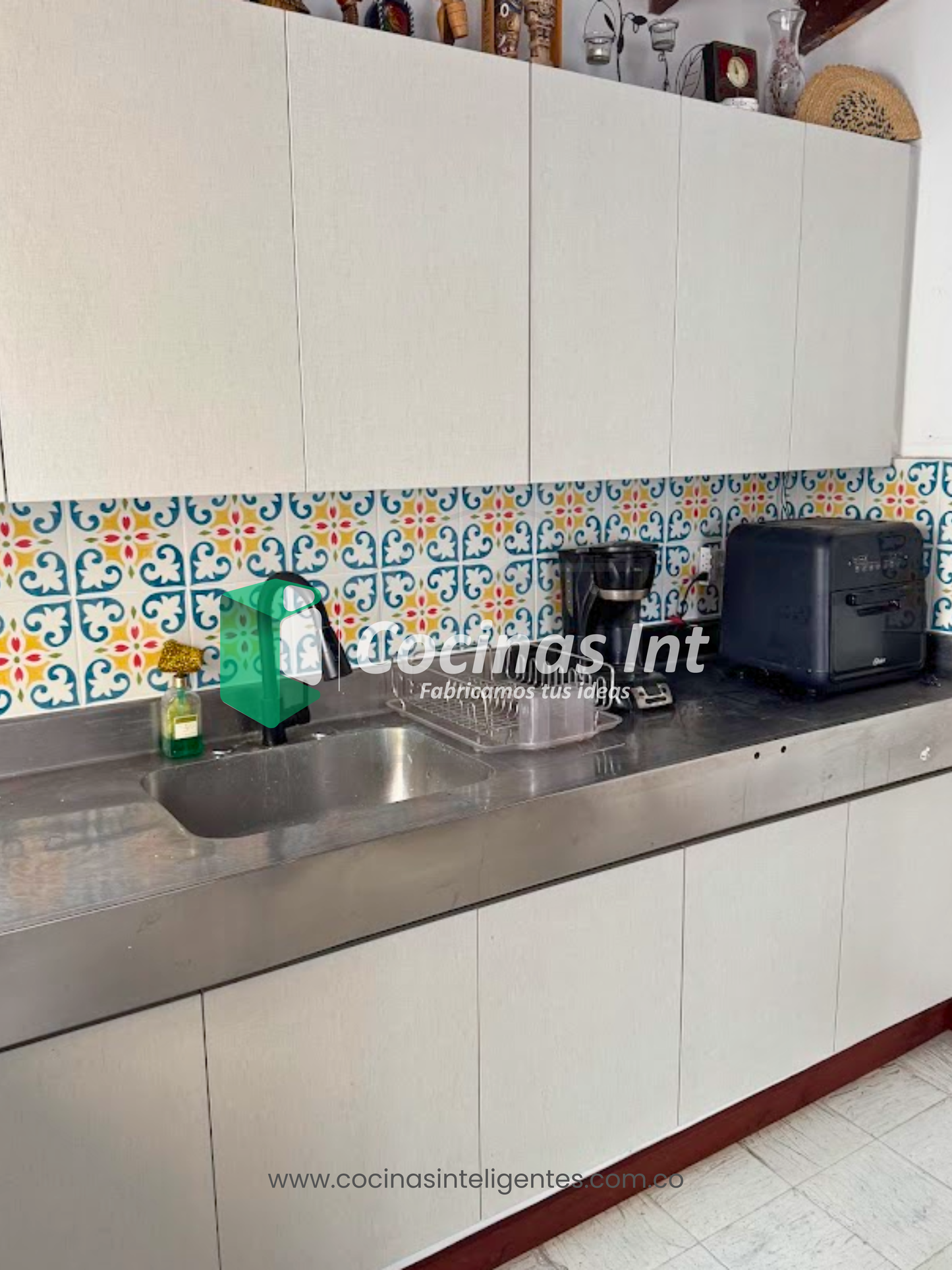 Cocina en Color Nórdico con Mesón en Acero y Quarztone Polar