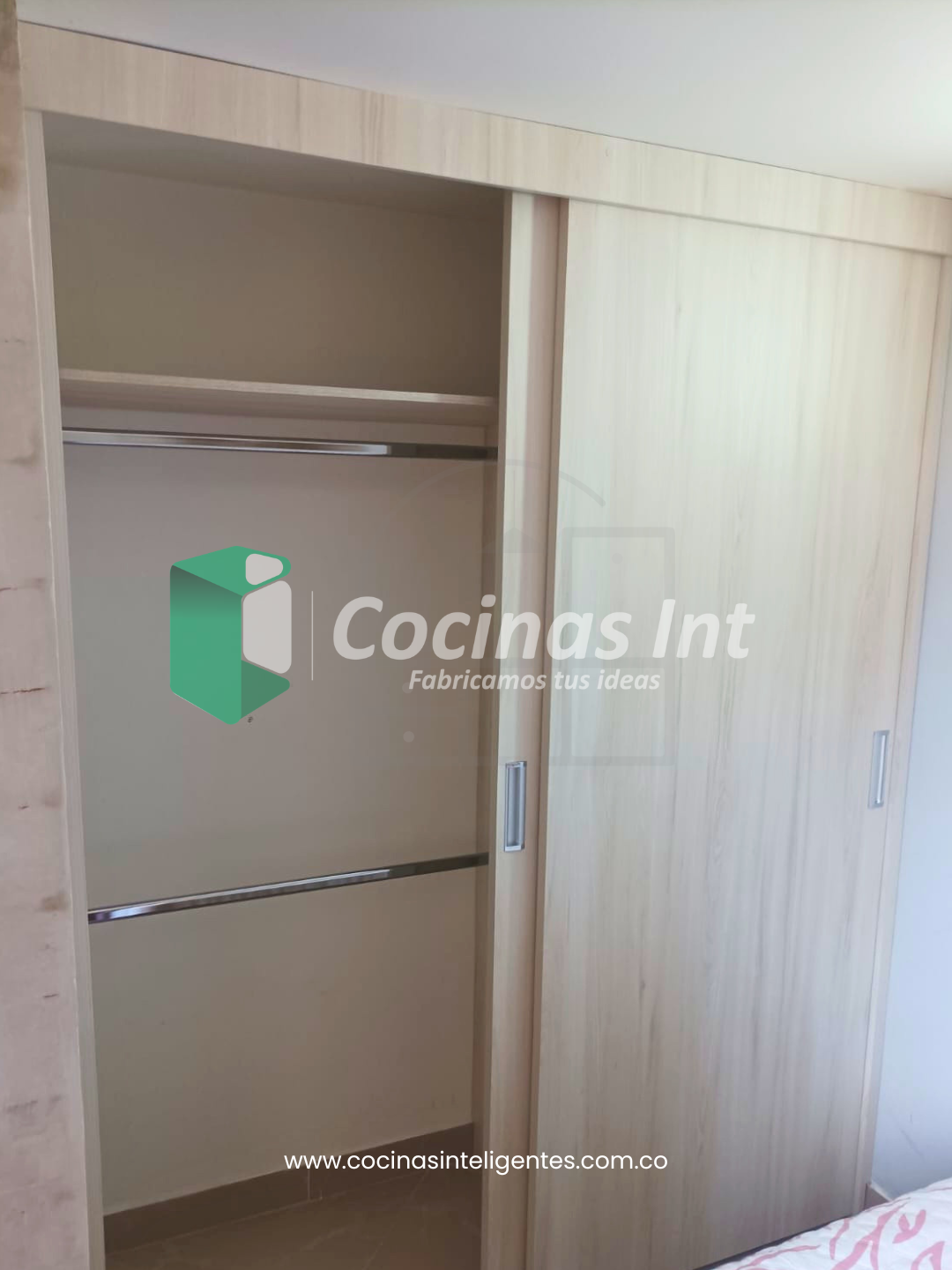 Clóset en Madera RH Color Teka Ártico con Interior Blanco – Diseño Moderno y Resistente