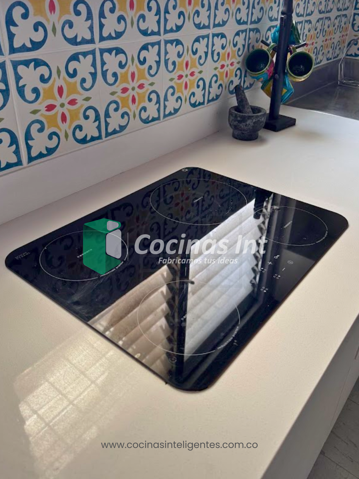Cocina en Color Nórdico con Mesón en Acero y Quarztone Polar