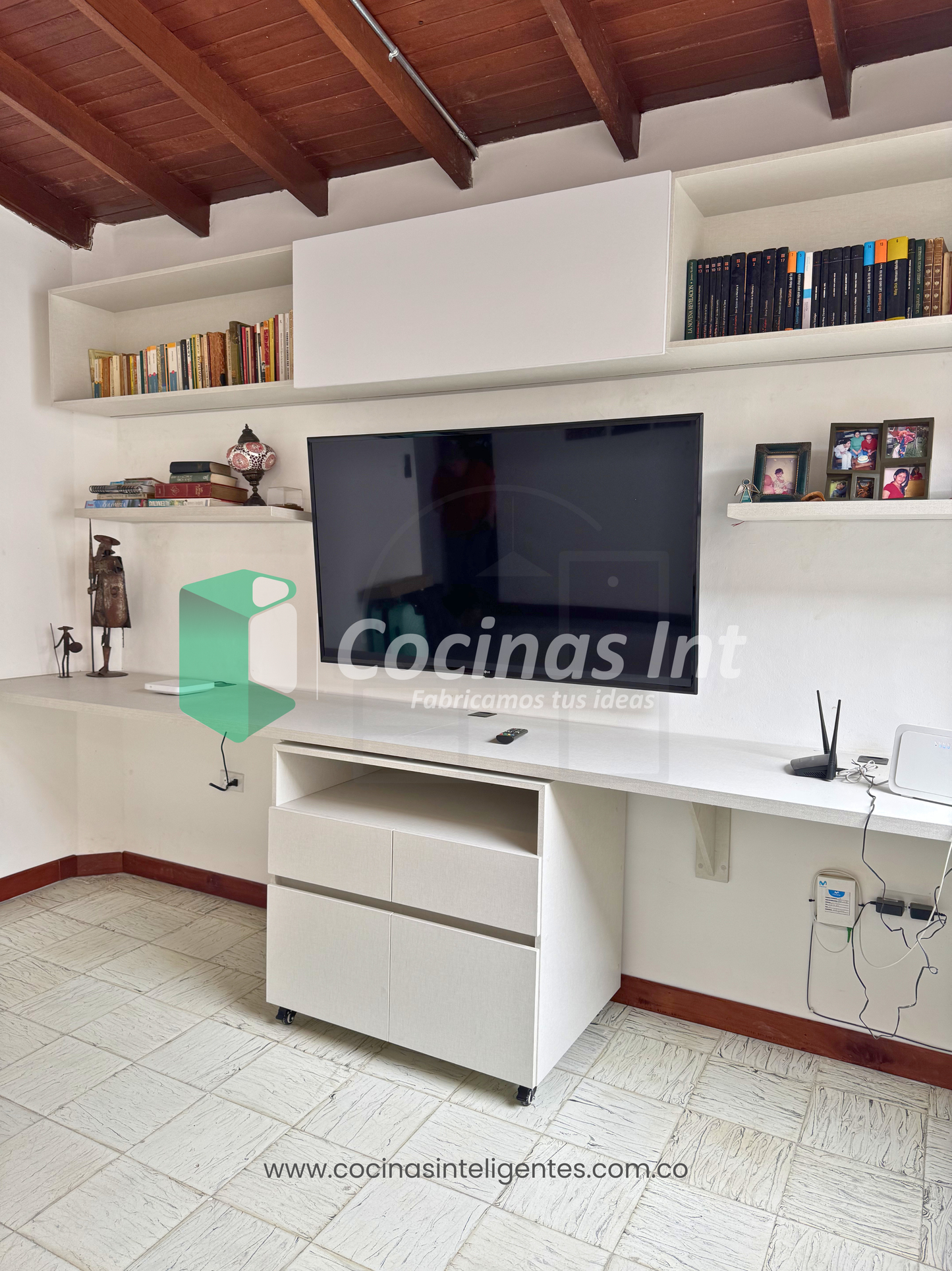 Centro de entretenimiento y escritorio flotante en madera RH con repisas y cajonera – Diseño moderno con iluminación cálida