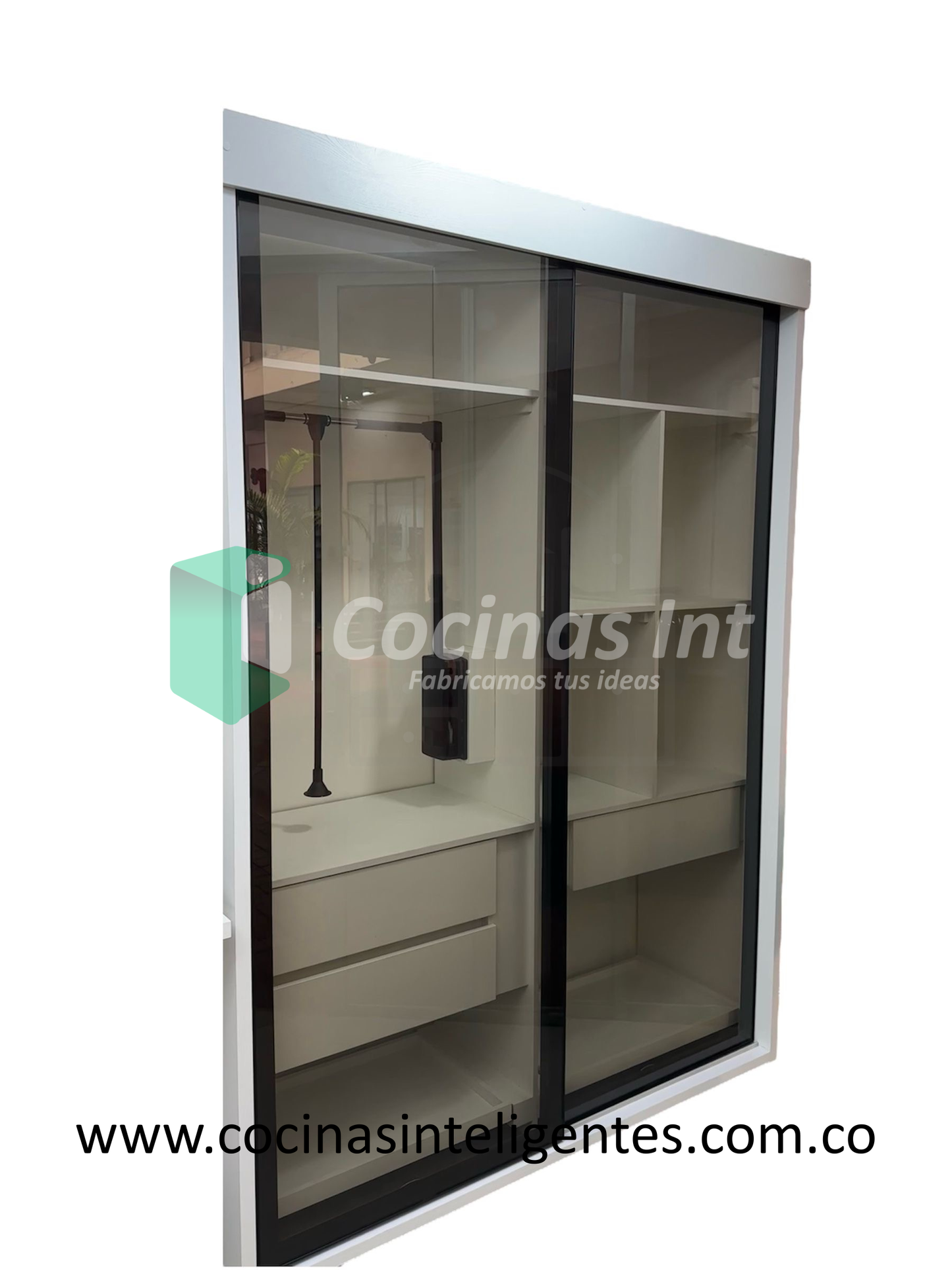 Clóset con puertas corredizas en vidrio y marco en perfileria de aluminio