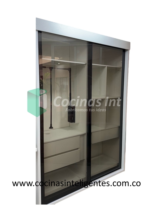 Clóset con puertas corredizas en vidrio y marco en perfileria de aluminio