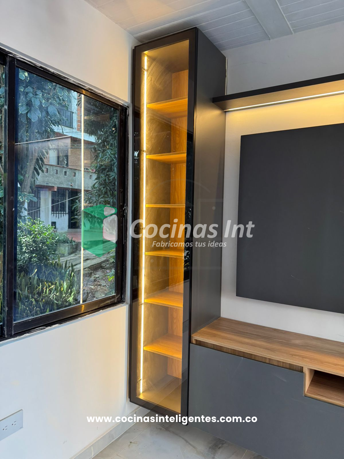 Centro de Entretenimiento en Madera RH con Panel Listonado y Luz LED