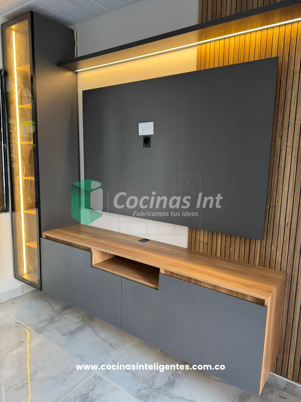 Centro de Entretenimiento en Madera RH con Panel Listonado y Luz LED