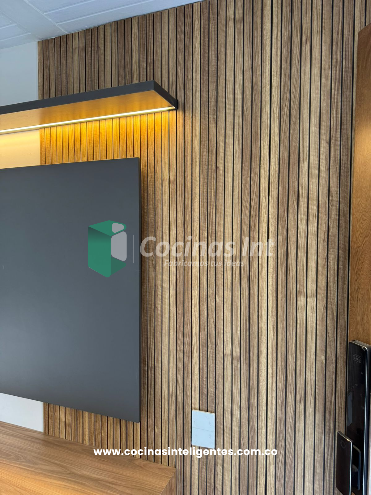 Centro de Entretenimiento en Madera RH con Panel Listonado y Luz LED