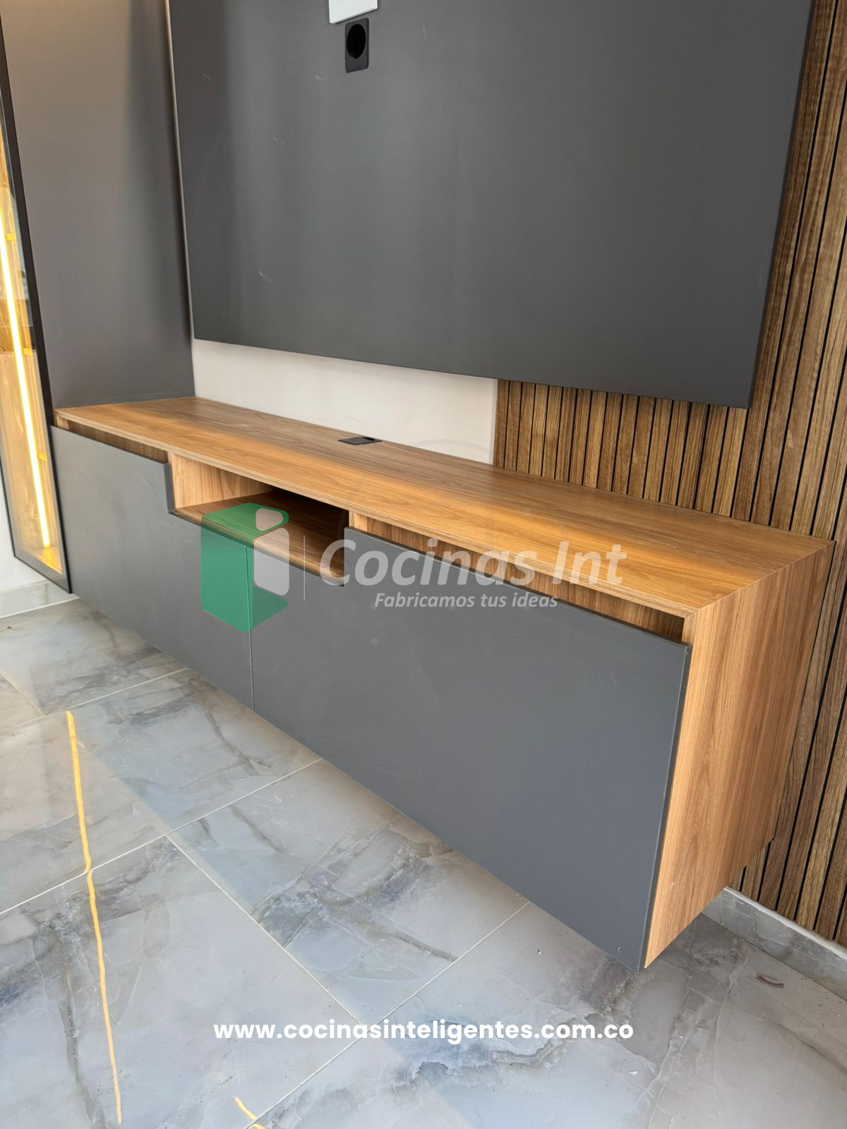 Centro de Entretenimiento en Madera RH con Panel Listonado y Luz LED