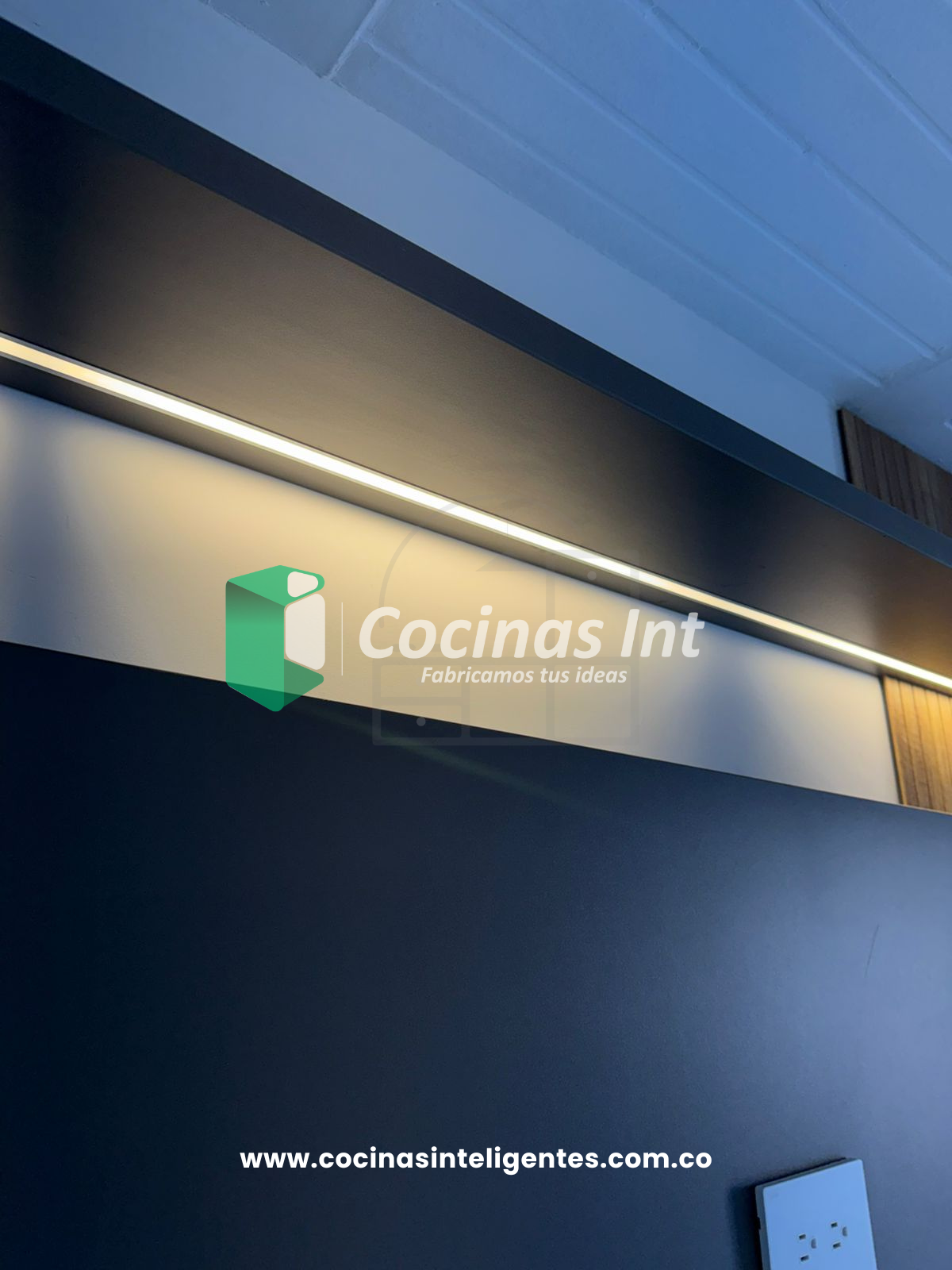 Centro de Entretenimiento en Madera RH con Panel Listonado y Luz LED