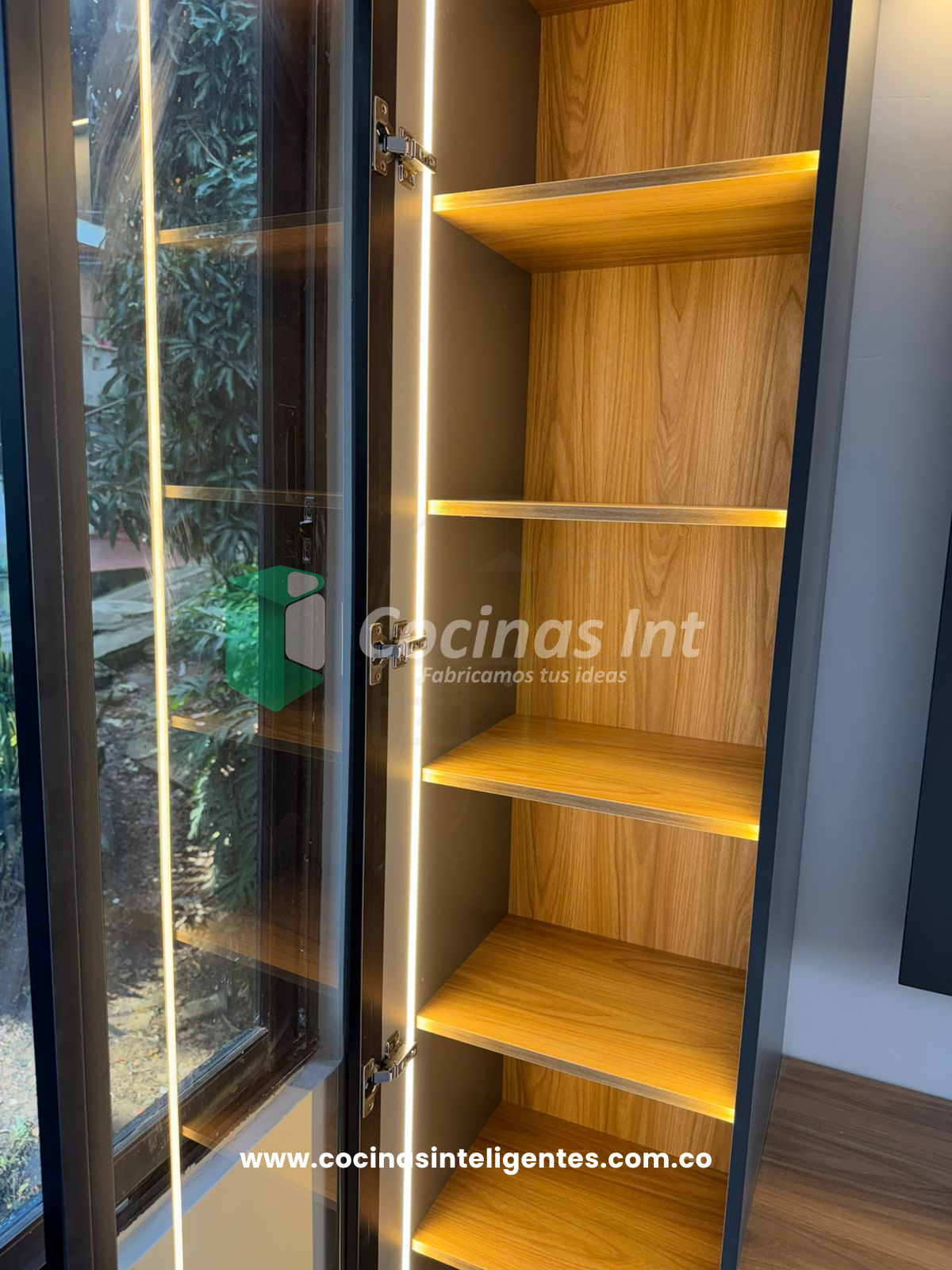 Centro de Entretenimiento en Madera RH con Panel Listonado y Luz LED