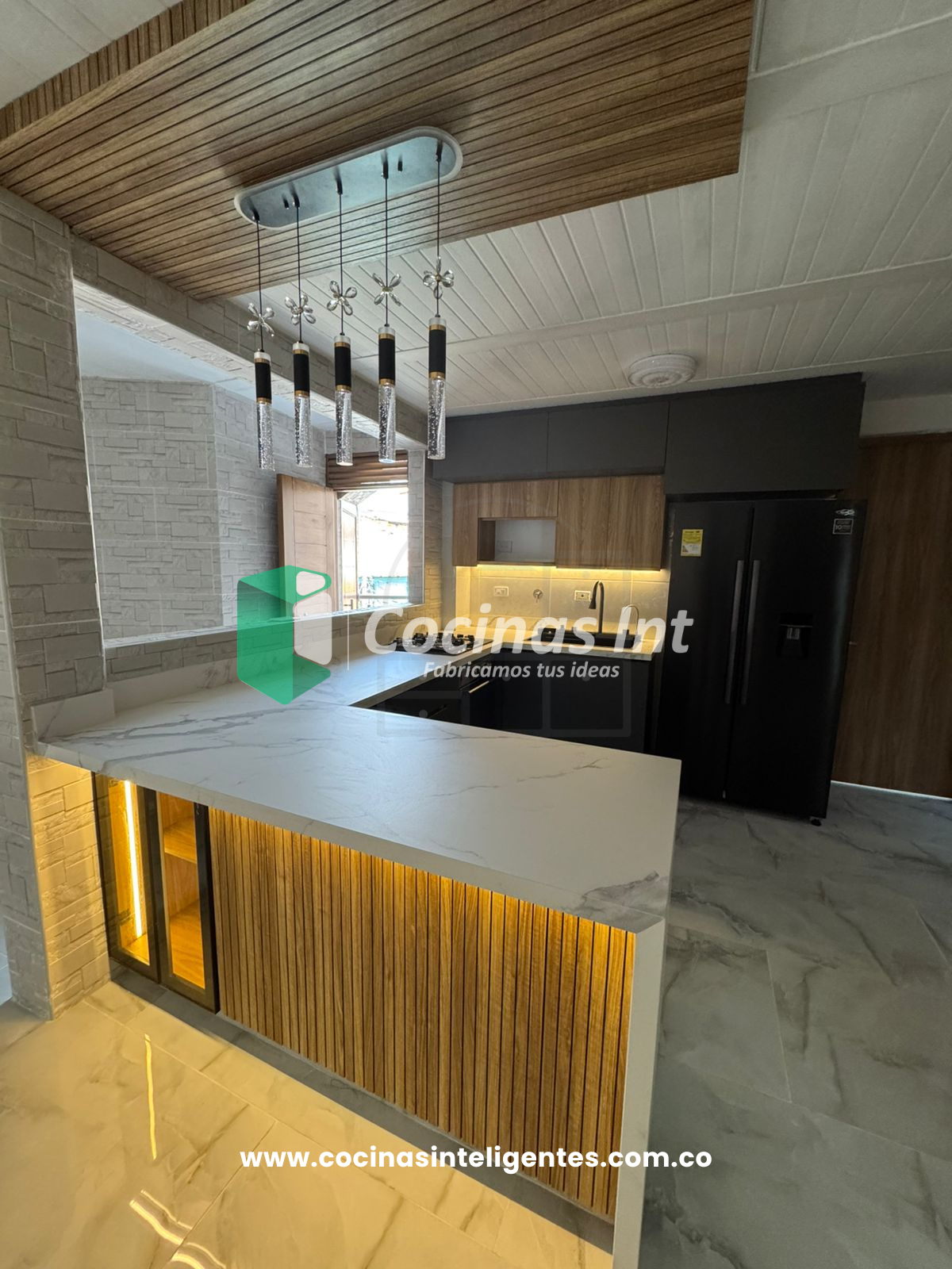 Cocina moderna en madera RH color plomo y garden con isla multifuncional