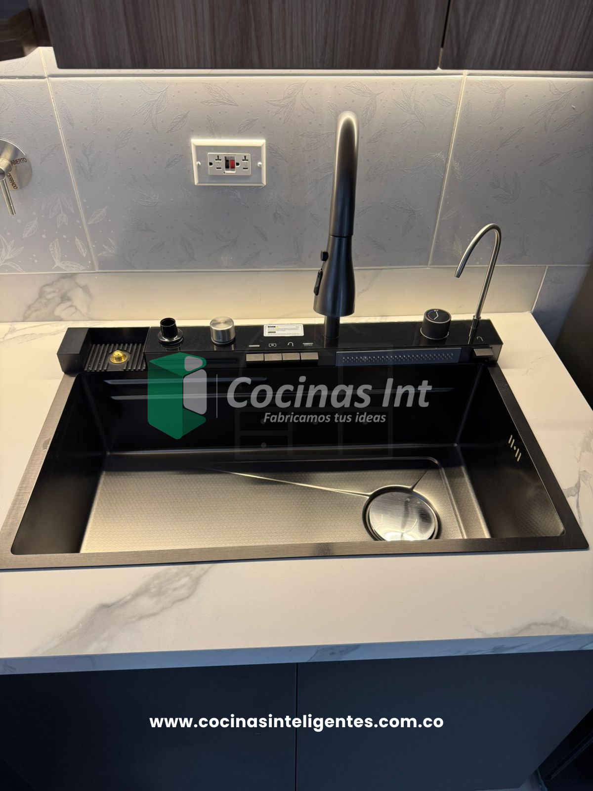Cocina moderna en madera RH color plomo y garden con isla multifuncional