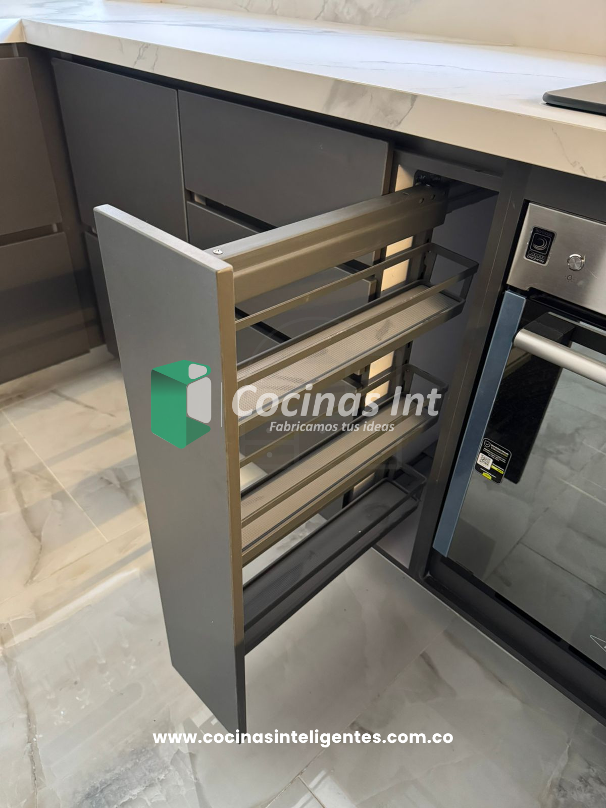 Cocina moderna en madera RH color plomo y garden con isla multifuncional