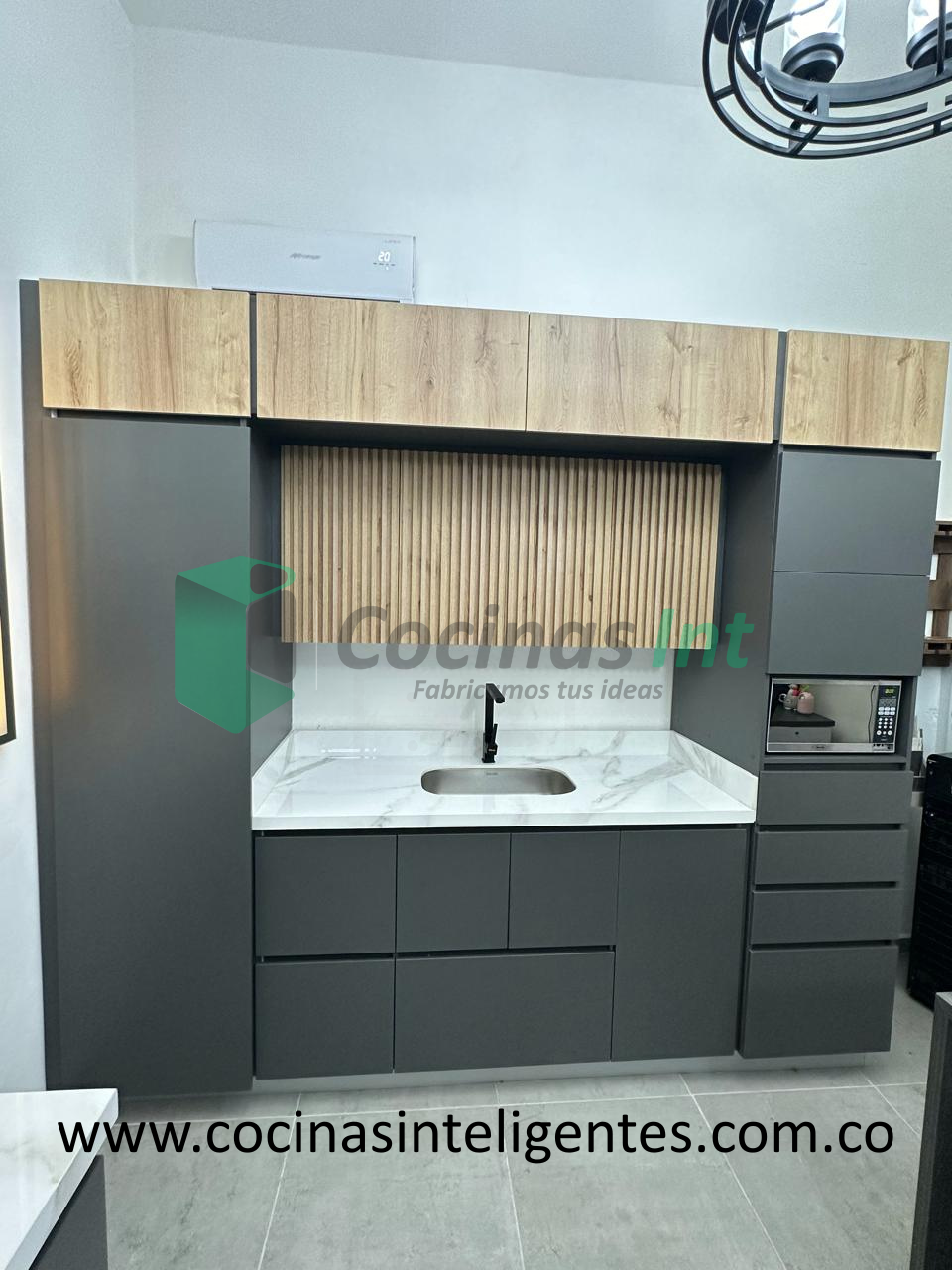 Cocina en madera ecológica color duna y plomo