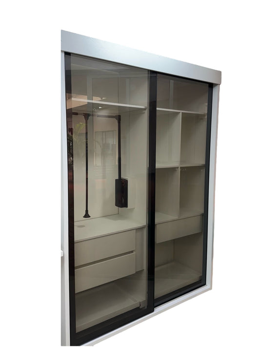 Clóset con puertas corredizas en vidrio y marco en perfileria de aluminio